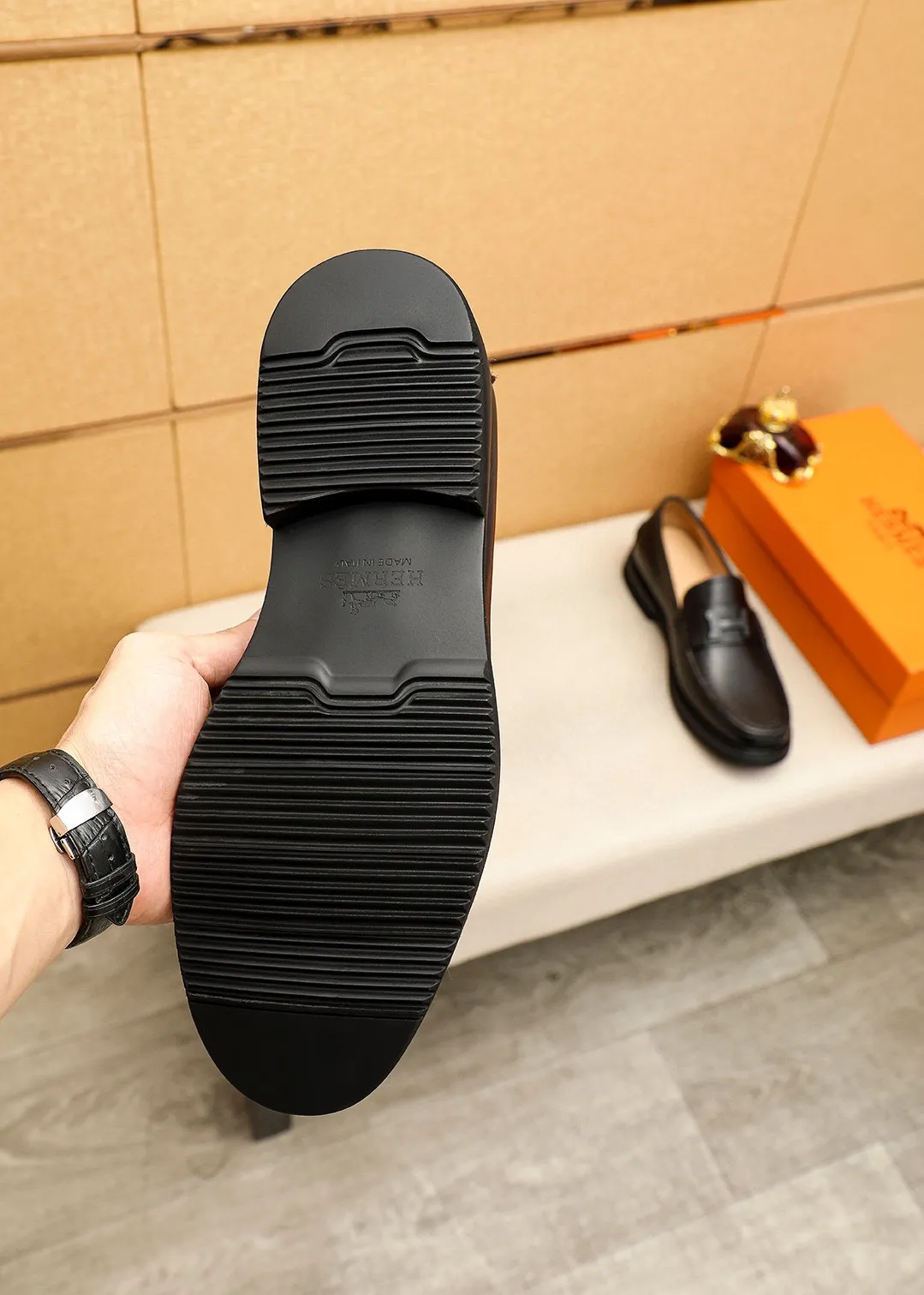 Men's shoes 💰442 💐 Product trademark: HERMES "Hermès" fashionable casual leather shoes Regular size: 38-44 (45🉑️customized) Product materials: Selected imported first-layer calfskin upper + classic hardware buckle, imported cowhide leather lining. Strong three-dimensional visual effect, original outsole color: 2 colors available